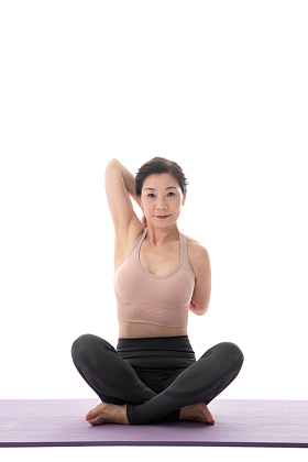 盘着腿坐着练瑜伽的中年女士图片