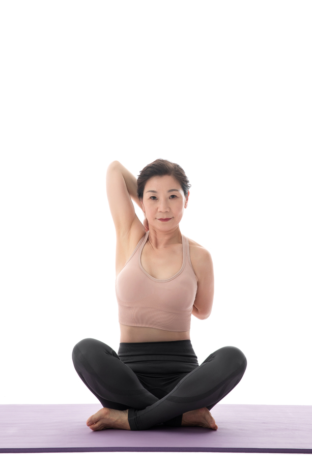 盘着腿坐着练瑜伽的中年女士图片