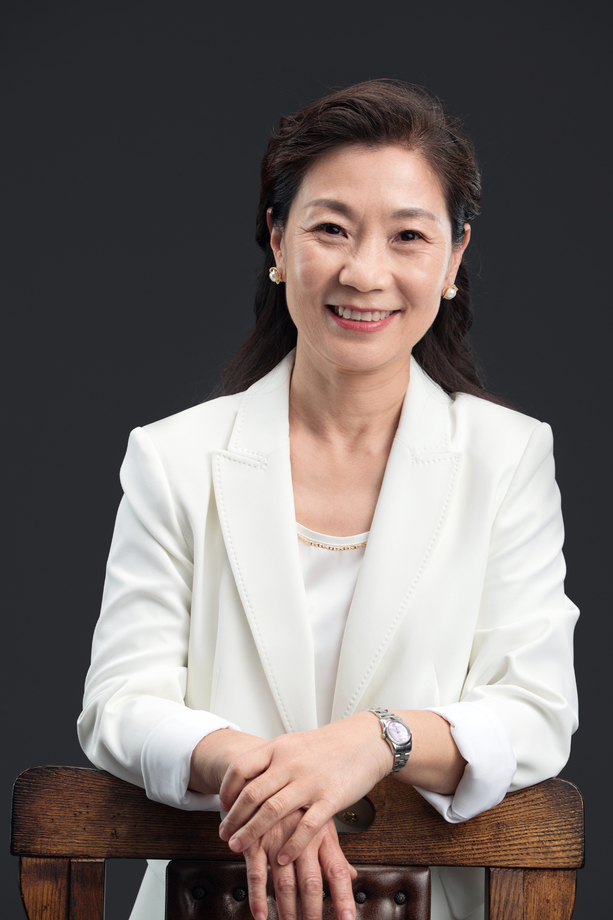 两手搭在椅背上的优雅商务女士 两手搭在椅背上的优雅商务女士