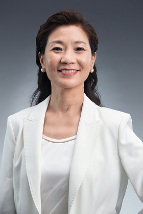 快乐时尚的商务中年女士照片