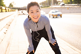 中老年女子在马路旁健身
