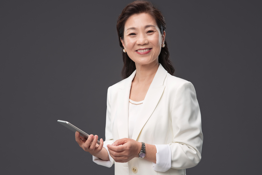 拿着手机的商务成熟女士图片 拿着手机的商务成熟女士图片