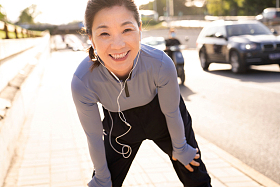 中老年女子在马路旁健身
