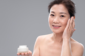 漂亮的中年女人使用护肤品图片