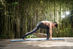 庭院内练瑜伽的中老年女士图片