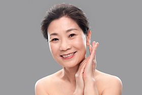 漂亮的中老年女人妆面图片