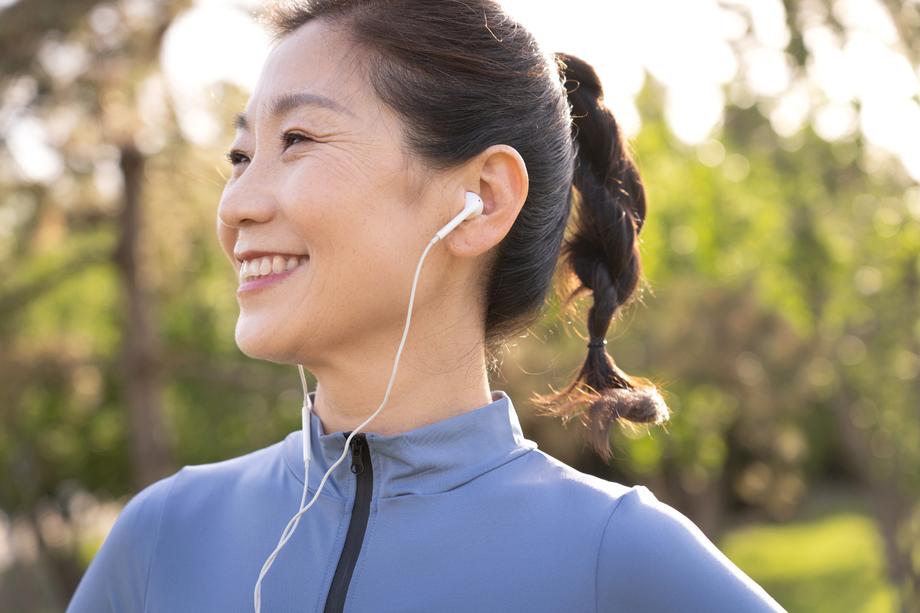 户外健身的中年女子听音乐 户外健身的中年女子听音乐