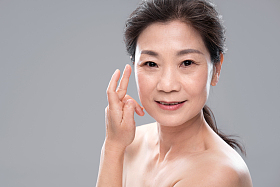 漂亮的中老年女人妆面图片