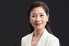 优雅权威的成熟商务女士