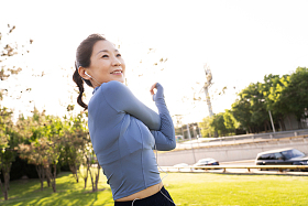 中年女子在街心公园健身图片