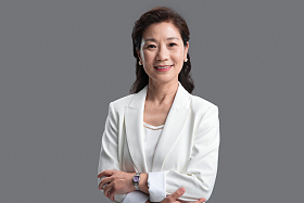 双臂交叉的权威商务女士肖像图片