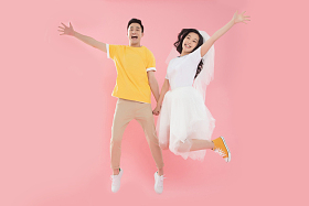 快乐的年轻情侣跳跃图片