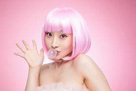 吹泡泡糖的年轻女孩图片