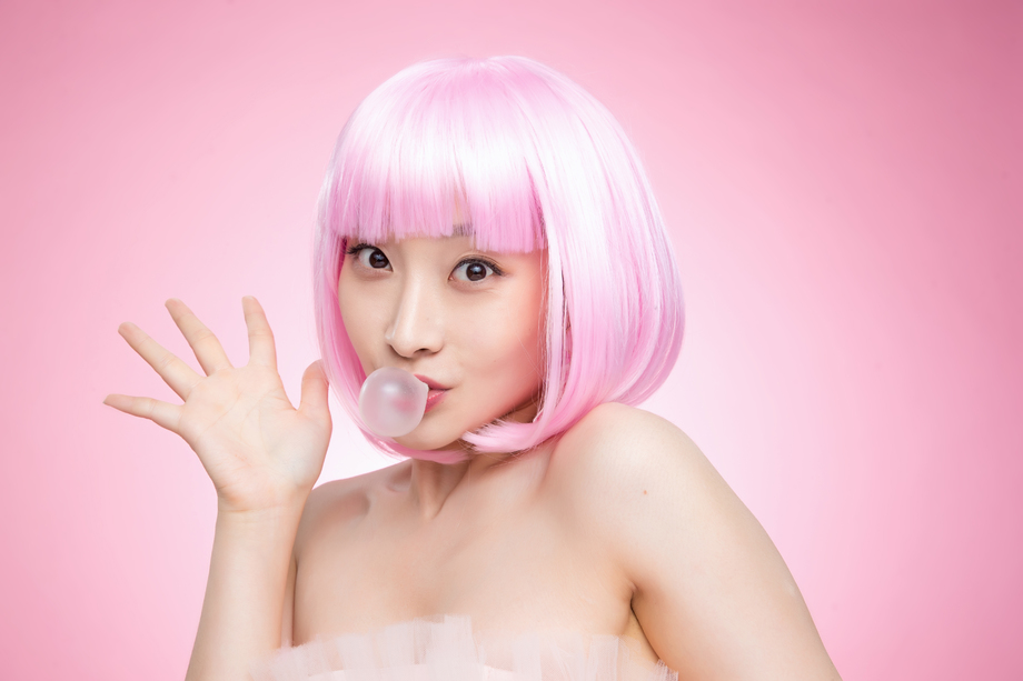 吹泡泡糖的年轻女孩图片 吹泡泡糖的年轻女孩图片