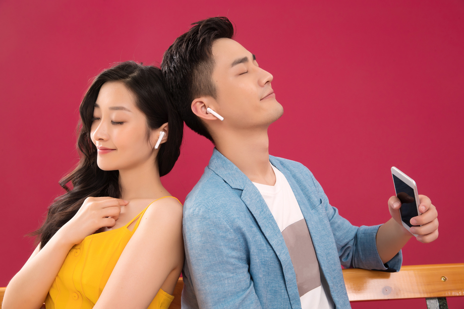 背靠背听音乐的浪漫情侣 背靠背听音乐的浪漫情侣