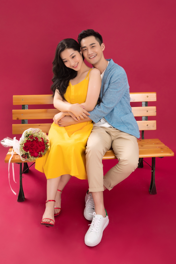 幸福的青年伴侣坐在长椅上照片 幸福的青年伴侣坐在长椅上照片