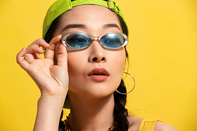 个性的年轻女孩特写