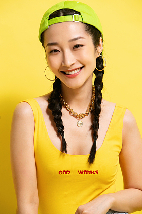 快乐的年轻女孩图片