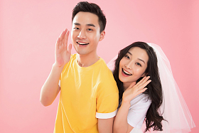 时尚青年伴侣大声喊叫图片