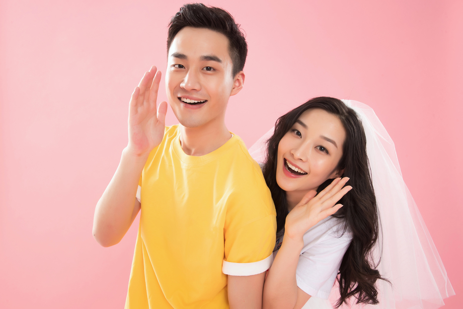 时尚青年伴侣大声喊叫图片