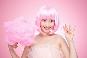 拿着棉花糖的年轻女孩