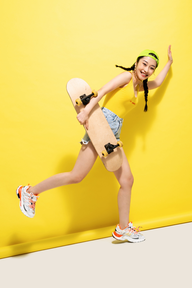 拿着滑板的年轻女孩照片