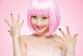 带着假发涂着指甲油的年轻女孩