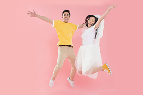 快乐的年轻情侣跳跃