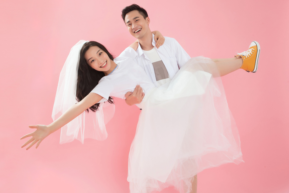 幸福的青年男人抱起女朋友图片