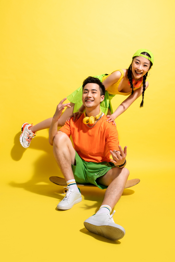 青年伴侣一起玩滑板图片 青年伴侣一起玩滑板图片