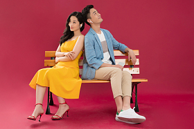 背靠背听音乐的浪漫情侣照片