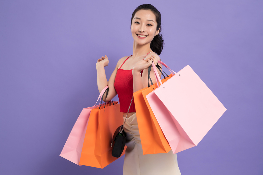 快乐的青年女人购物 快乐的青年女人购物