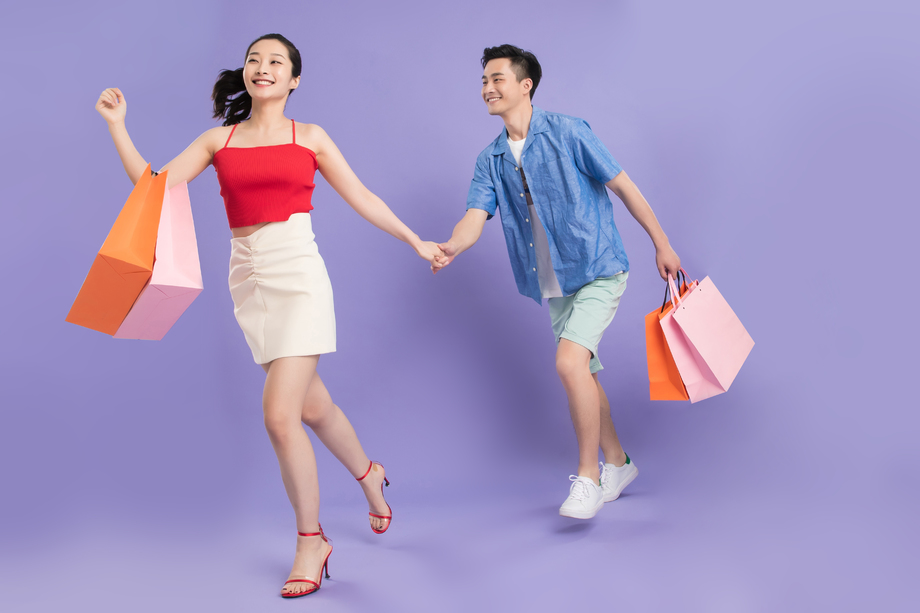 快乐的青年情侣购物