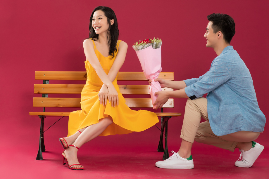 青年男人给女朋友送花照片