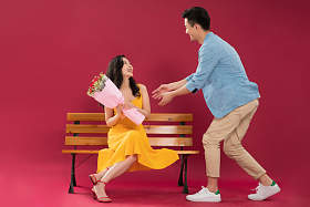 青年男人送花给女朋友图片