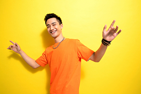 快乐的青年男人