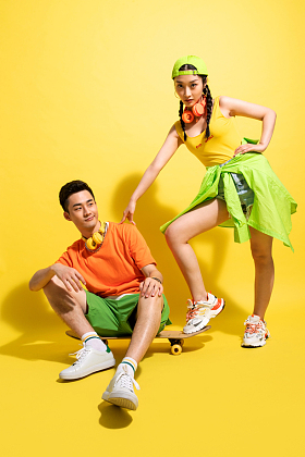 青年伴侣一起玩滑板