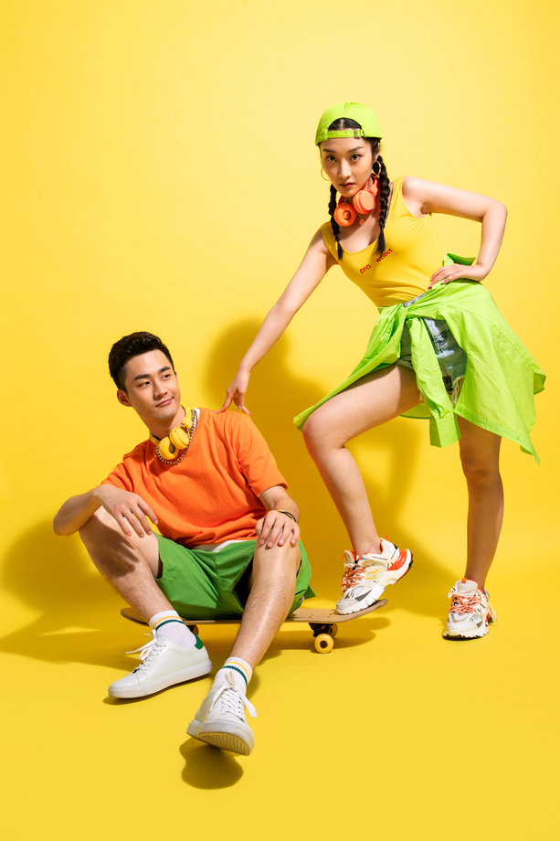 青年伴侣一起玩滑板 青年伴侣一起玩滑板