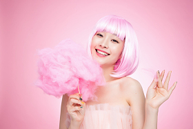 拿着棉花糖的年轻女孩图片