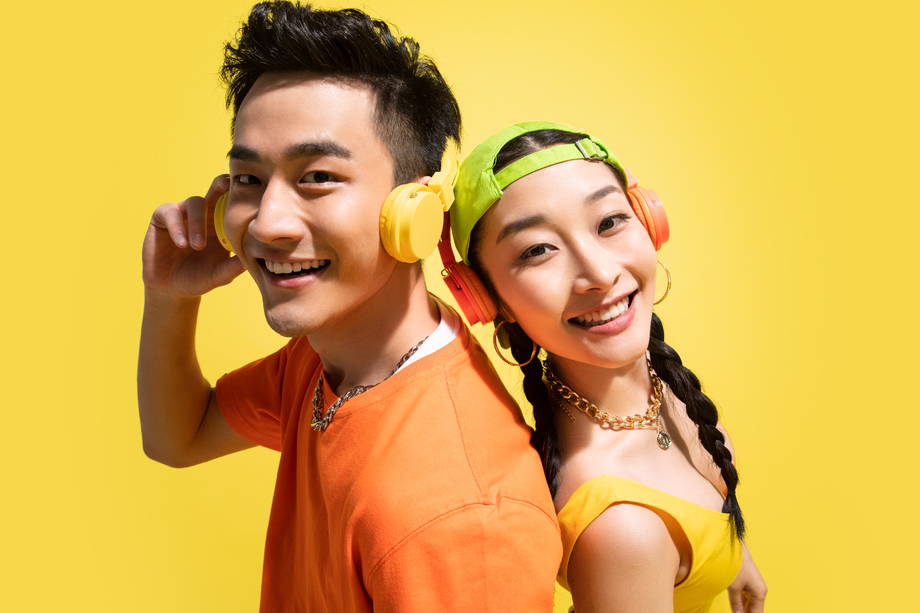 带着耳机听音乐的青年伴侣图片