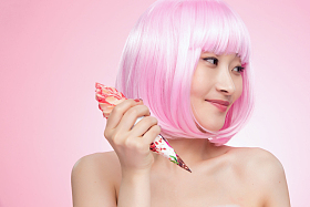 时尚年轻女孩拿着冰淇淋照片