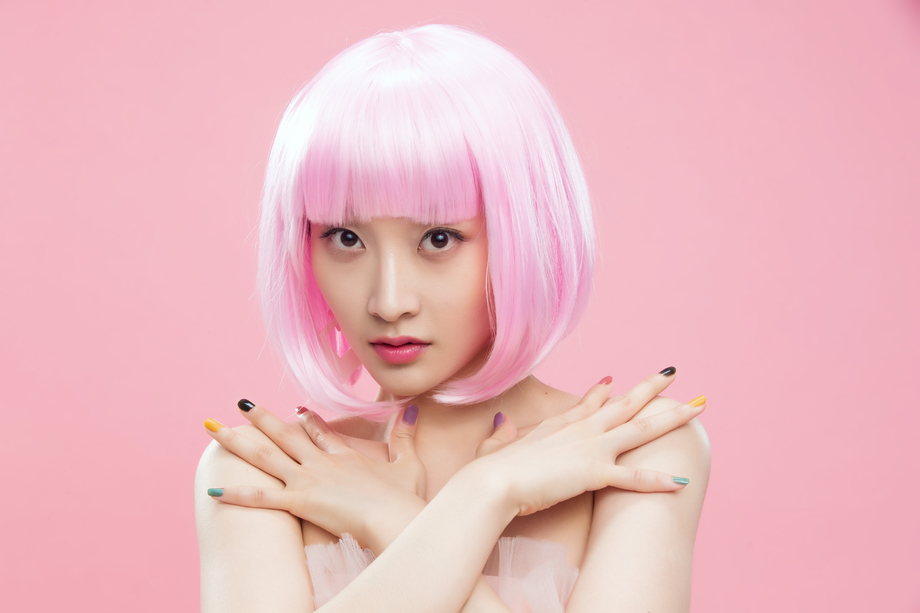 带着假发涂着指甲油的个性女孩