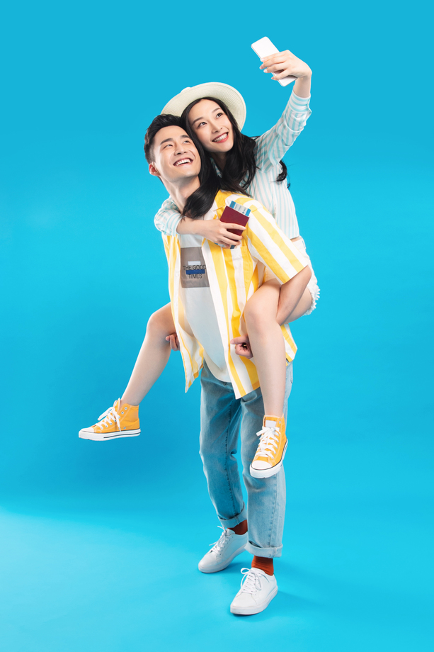 青年男人背着女朋友用手机自拍 青年男人背着女朋友用手机自拍