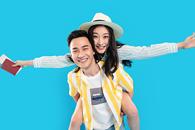 快乐的青年男人背着女朋友去旅游