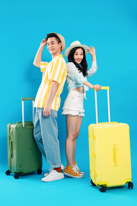 青年情侣拉着行李箱去旅游图片