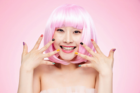 带着假发涂着指甲油的年轻女孩