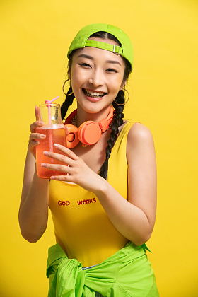 喝饮料的青年女人