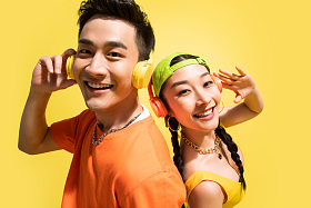 带着耳机听音乐的青年伴侣图片