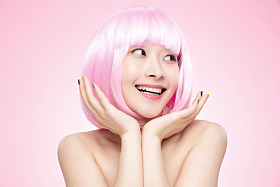 捧着脸的年轻女孩