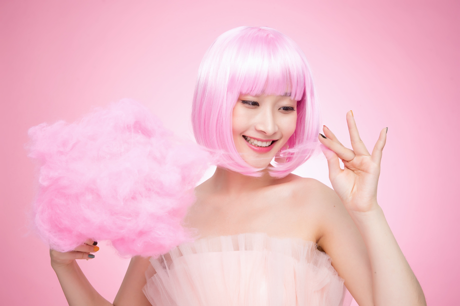 拿着棉花糖的年轻女孩